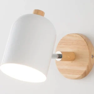 Skandinavische Wandleuchte aus Holz mit rundem Lampenschirm